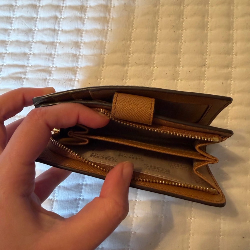 Michael Kors Medium Signature Logo Wallet - Picture 5 of 5